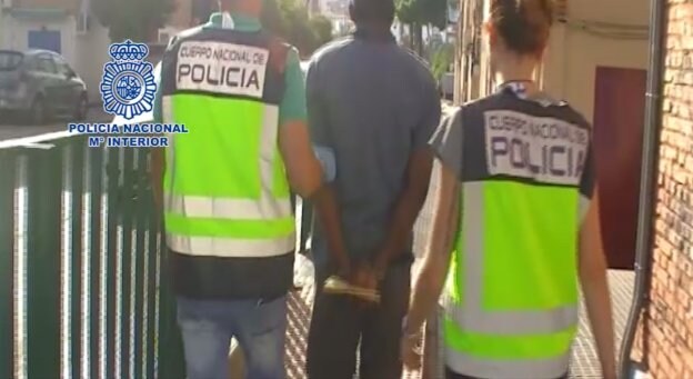 Uno de los arrestos realizados por los policías nacionales en el marco de la operación. :: sur