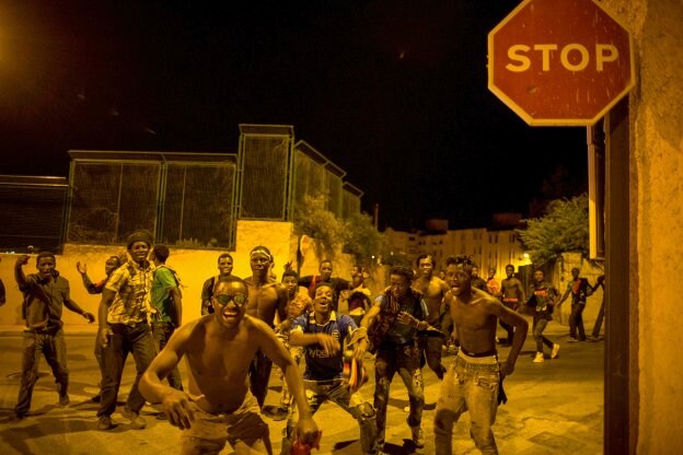 Un grupo de subsaharianos celebra su entrada en Ceuta. :: jesús morón /Reuters
