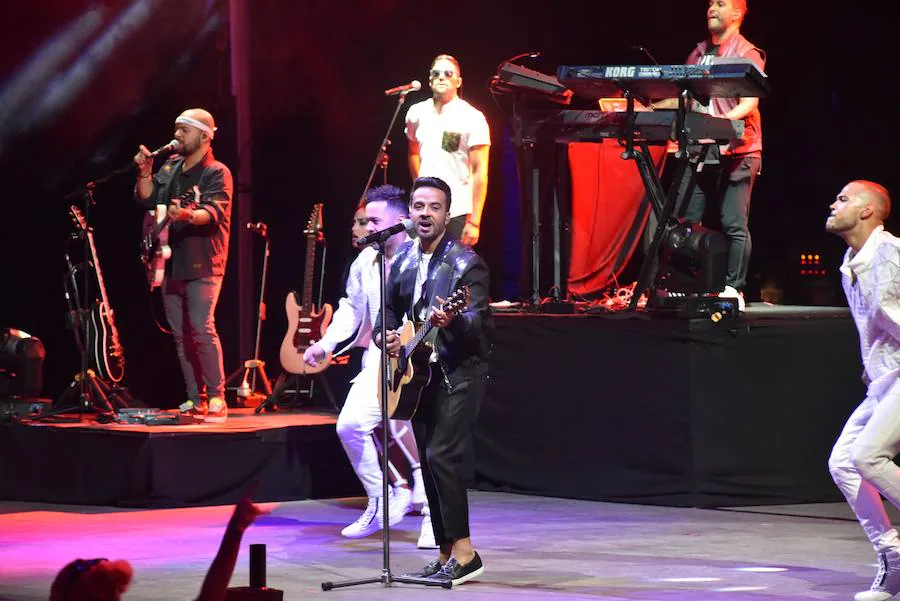 El cantante puertorriqueño Luis Fonsi bañó de amor y baile la cantera de Nagüeles en el concierto que ofreció en el auditorio del festival Starlite, lleno hasta la bandera para disfrutar al intérprete de la canción que desde hace meses suena en todo el mundo. No fue, sin embargo ‘Despacito’ el tema que abrió la velada. 