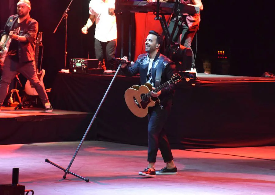 El cantante puertorriqueño Luis Fonsi bañó de amor y baile la cantera de Nagüeles en el concierto que ofreció en el auditorio del festival Starlite, lleno hasta la bandera para disfrutar al intérprete de la canción que desde hace meses suena en todo el mundo. No fue, sin embargo ‘Despacito’ el tema que abrió la velada. 