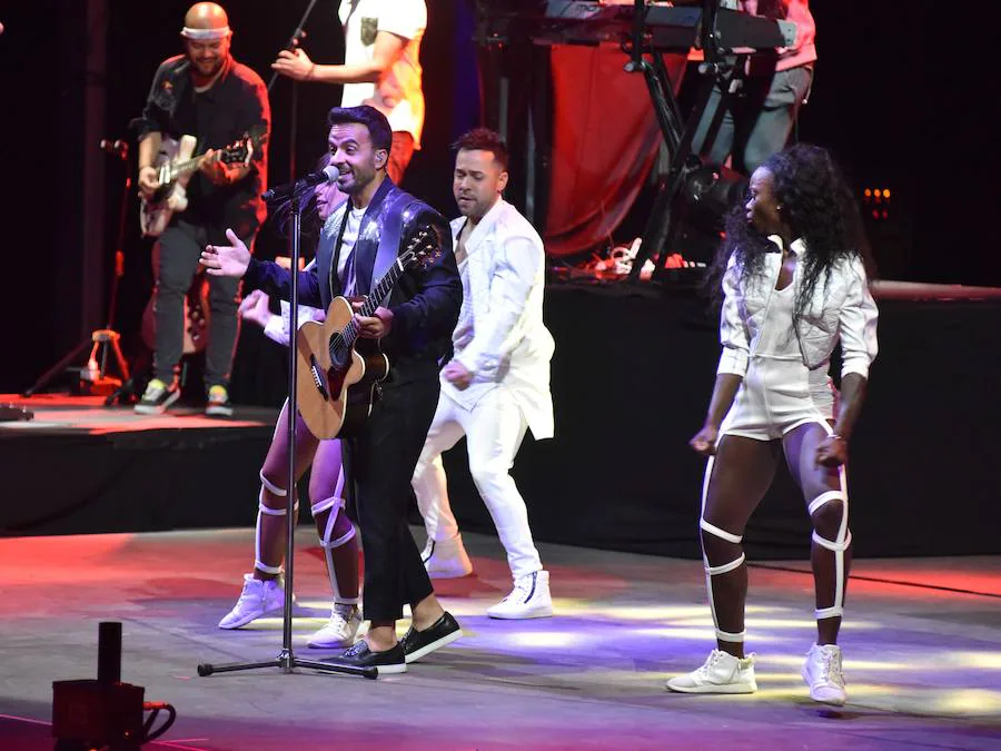 El cantante puertorriqueño Luis Fonsi bañó de amor y baile la cantera de Nagüeles en el concierto que ofreció en el auditorio del festival Starlite, lleno hasta la bandera para disfrutar al intérprete de la canción que desde hace meses suena en todo el mundo. No fue, sin embargo ‘Despacito’ el tema que abrió la velada. 