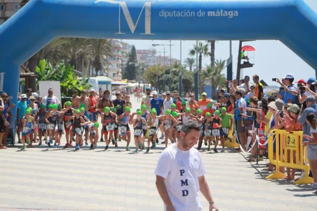 Salida de la prueba para las categorías alevín e infantil, en el paseo marítimo torroxeño de Ferrara, el pasado domingo. :: e. cabezas