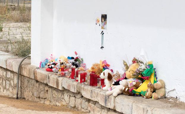 Improvisado altar montando en la estación de tren de Pizarra.