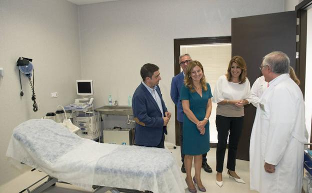 Díaz y la consejera, Marina Álvarez, visitando un hospital 