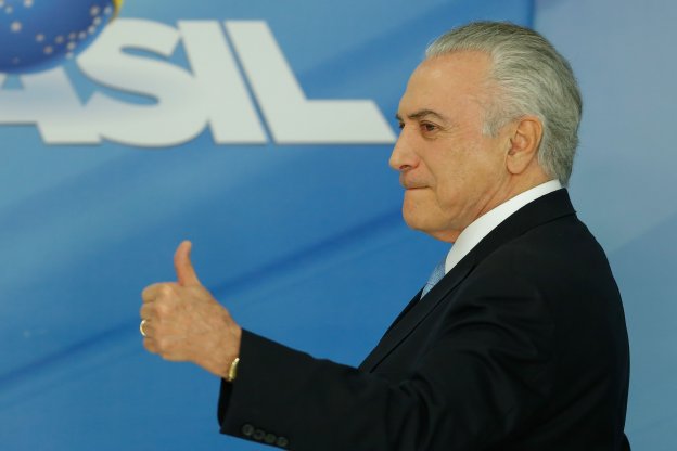 Michel Temer celebra su victoria en la votación de ayer, pero le esperan serios retos. :: S. Lima / AFP