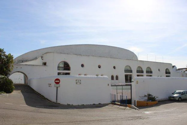 Exterior de la plaza de toros de Estepona. ::