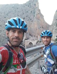 Imagen secundaria 2 - Arriba, los hermanos malagueños en Estrasburgo. Abajo, a la izquierda, corriendo por Marsella. A la derecha, en Altea (Alicante) 