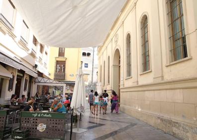 Imagen secundaria 1 - Arriba, recreación del proyecto de rehabilitación del convento. Abajo, a la izquierda, el inmueble está situado en la calle San Agustín. A la derecha, el 3 de noviembre de 1994 SUR contaba el traslado de la biblioteca. 