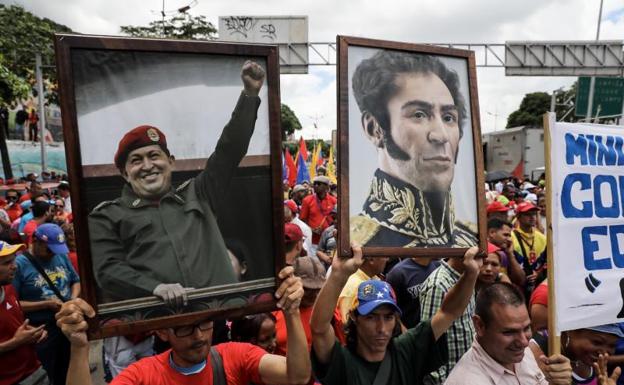 Chavistas participan en una manifestación para apoyar la instalación de la Asamblea Nacional Constituyente.