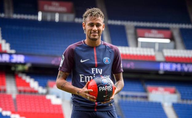 Neymar posa en su nuevo estadio. 