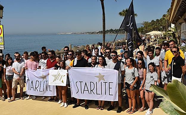 Protesta de los trabajadores, ayer en el Paseo Marítimo. 
