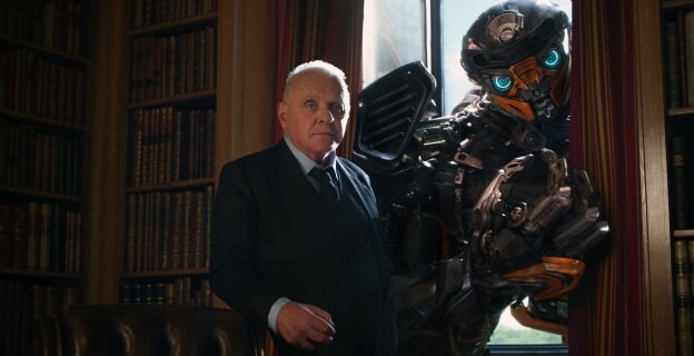 Hopkins, en una escena de 'Transformers, el último caballero', ya en cartelera. ::  Paramount Pictures
