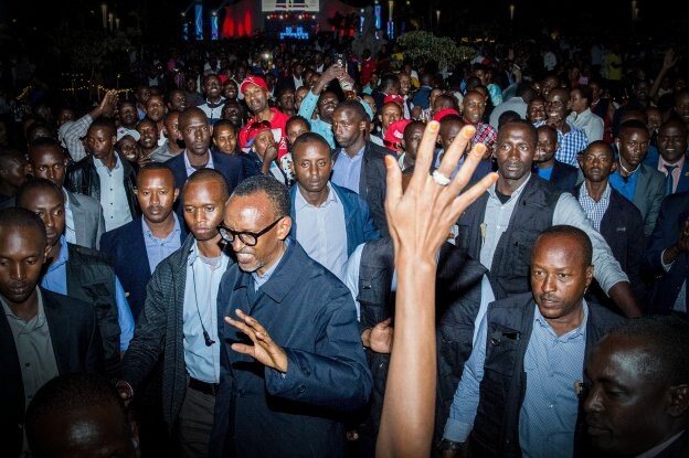 Kagame, aclamado tras su contundente triunfo. ::  CYRIL NDEGEYA / afp