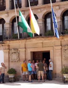 Imagen secundaria 2 - El choque entre los dos vehículos fue de gran magnitud y el conductor del camión fue detenido por circular a gran velocidad. Abajo, el grupo de colaboradores y las banderas a media asta en el Ayuntamiento.