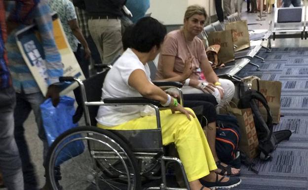 Algunos de los heridos, atendidos en un hospital indio. 