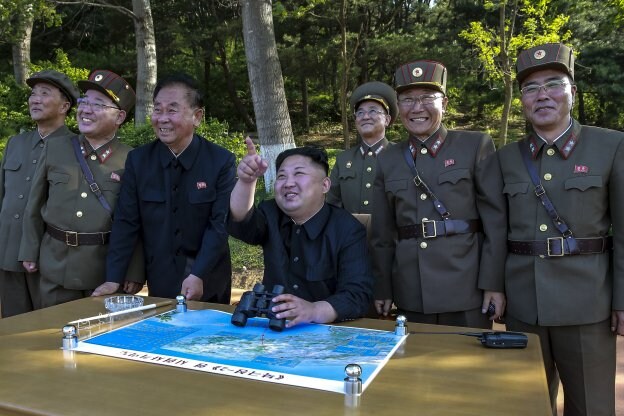 Kim Jong-un dirige uno de los ensayos nucleares. :: efe