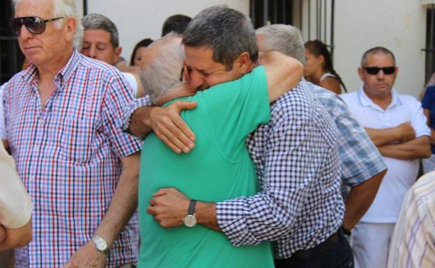 El hermano del fallecido Vicente Pérez, en el minuto de silencio celebrado en Ronda en señal de duelo.