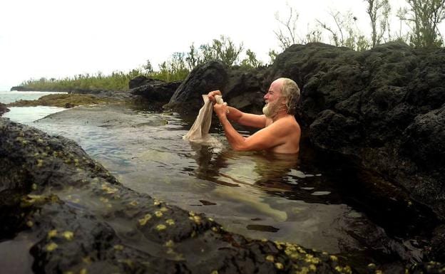 Veterano robinsón. A sus 67 años, este inglés ha estado en ocho remotas y deshabitadas islas en los últimos treinta meses. 