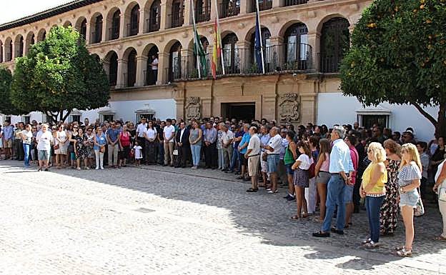 Concentración, ayer, en la puerta del Ayuntamiento de Ronda. 