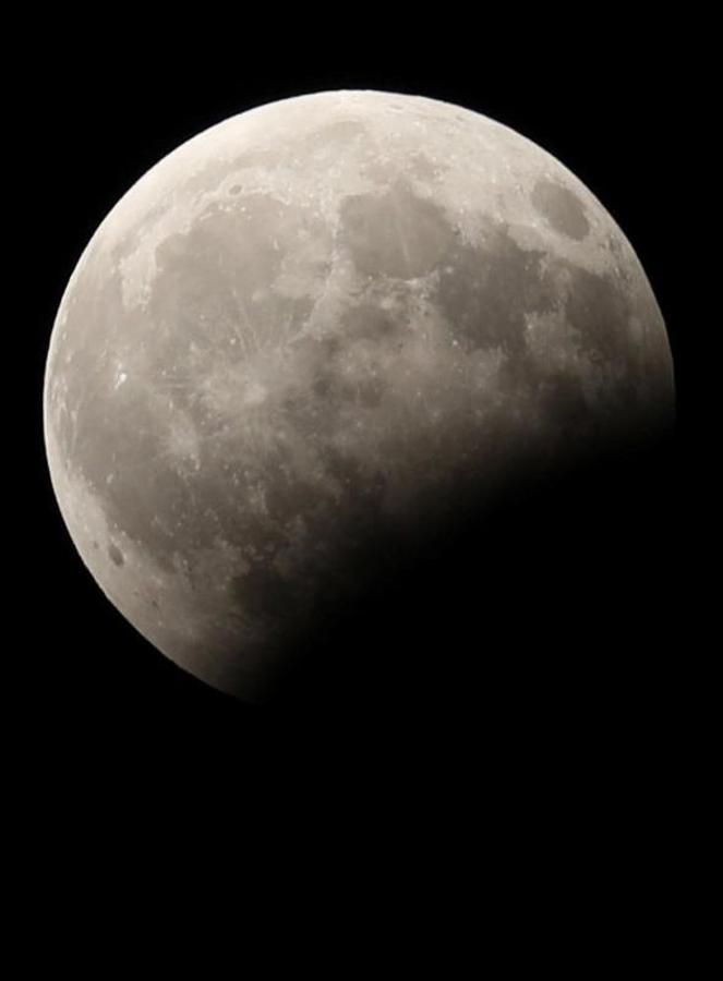 Vista de la luna durante el eclipse lunar en El Cairo (Egipto).