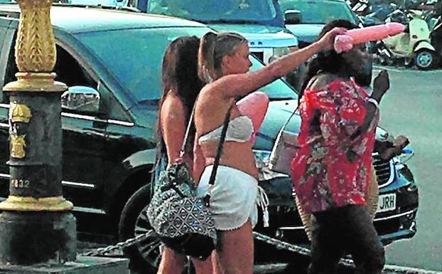 Turistas, en una despedida de soltera en Puerto Banús. 