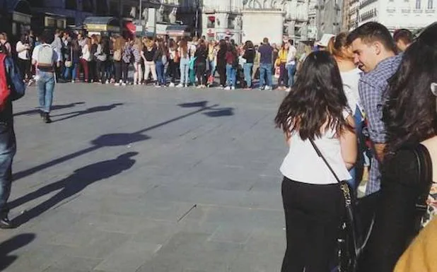 Cola de lectores en la Puerta del Sol, esperando para que Castillo les firmara su libro.