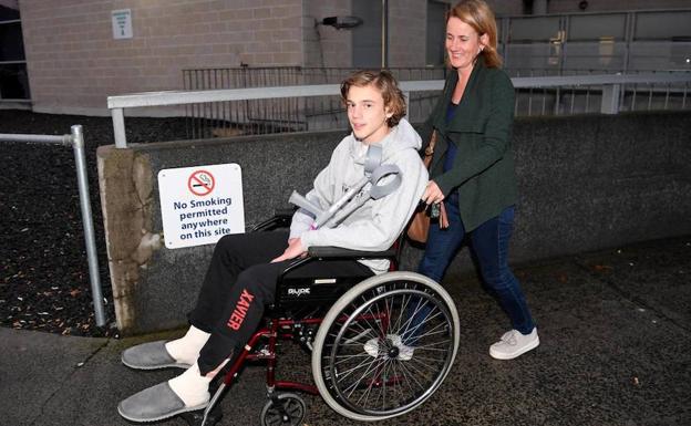 l joven de 16 años Sam Kanizay junto a su madre en el hospital de Dandenong, cerca de Melbourne (Australia), este martes