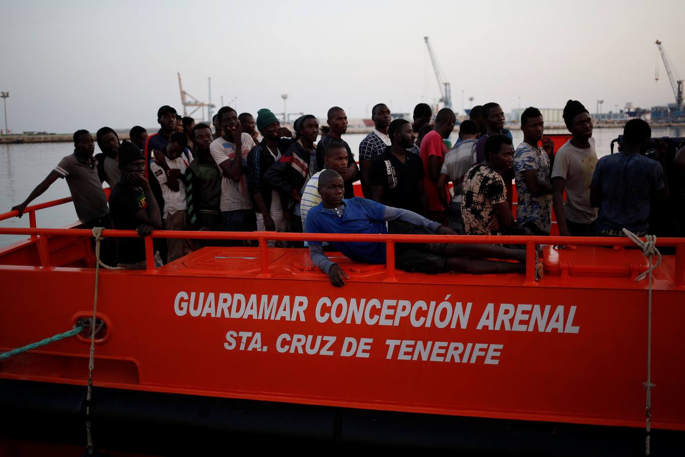 53 personas fueron localizadoas a bordo de una embarcación a 14 millas al sur de Benajarafe