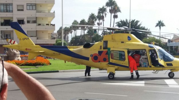 Helicóptero del 061 en plena avenida
