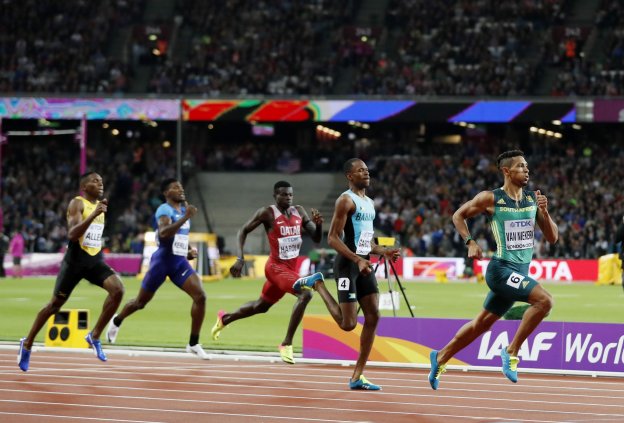 Van Niekerk encabeza a la carrera de 400, seguido de Steven Gardiner, ayer en los Mundiales de atletismo que se celebran en Londres. :: Matthew Childs / Reuters