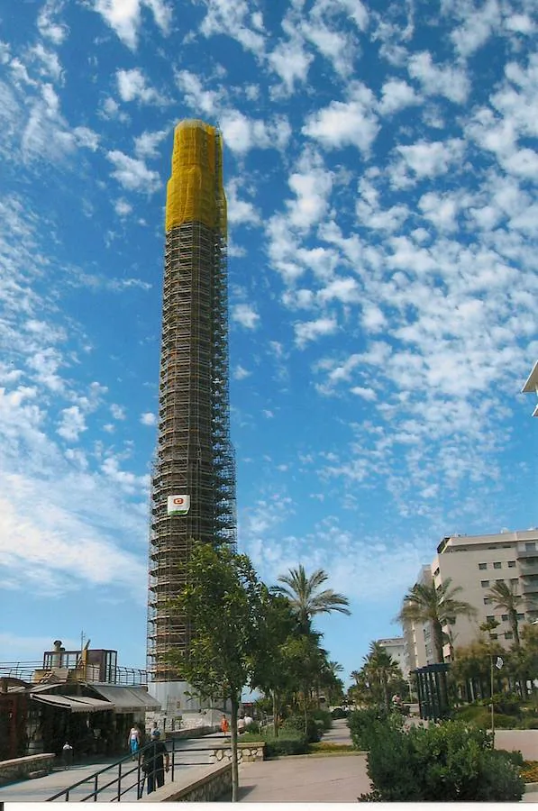 La conocida como Torre Mónica es uno de los últimos vestigios del perfil industrial de Málaga capital.