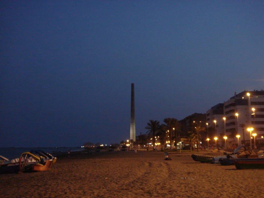 La conocida como Torre Mónica es uno de los últimos vestigios del perfil industrial de Málaga capital.