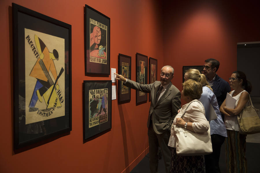 'Carteles de la Revolución', con una treintena de piezas originales de la época, recuerda en el espacio de Tabacalera el centenario del levantamiento bolchevique de octubre.