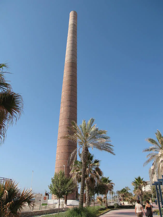 La conocida como Torre Mónica es uno de los últimos vestigios del perfil industrial de Málaga capital.