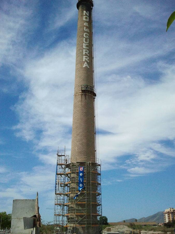 La conocida como Torre Mónica es uno de los últimos vestigios del perfil industrial de Málaga capital.