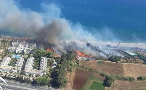 Aspecto del incendio en la zona del río Velerín de Estepona.