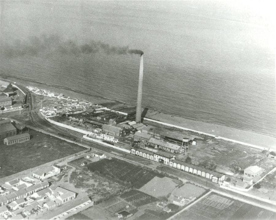 La conocida como Torre Mónica es uno de los últimos vestigios del perfil industrial de Málaga capital.