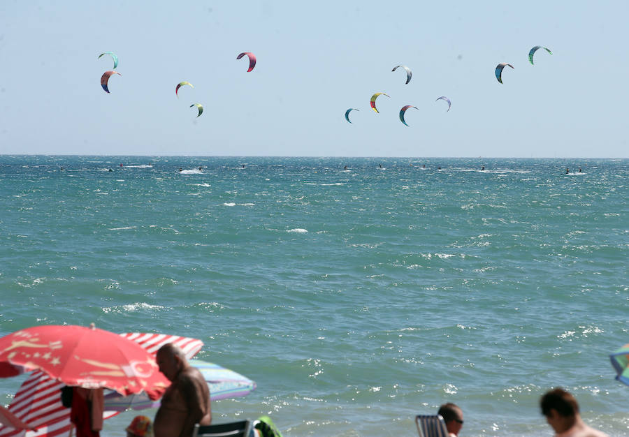 Los adeptos a este deporte acudieron a esta playa malagueña para disfrutar del mar