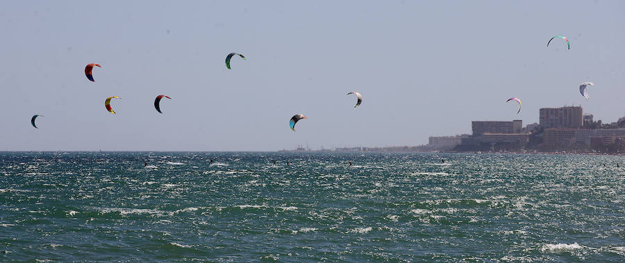 Los adeptos a este deporte acudieron a esta playa malagueña para disfrutar del mar