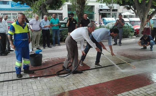 El alcalde, junto al concejal Raúl Jiménez, baldeando.