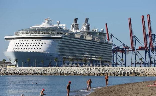 Imagen de archivo de un crucero en el Puerto de Málaga. 