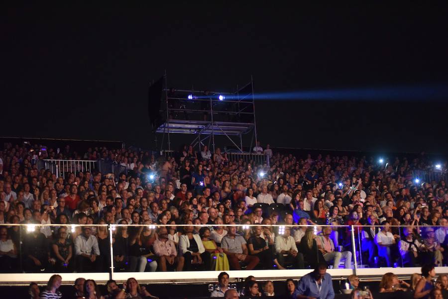 El cantante italiano deleitó al público con sus canciones