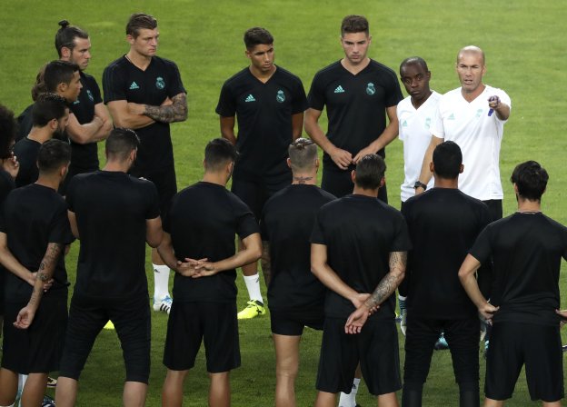 Zidane da indicaciones a sus futbolistas en vísperas de la Supercopa de Europa que concluiría con victoria del Real Madrid. :: eFE
