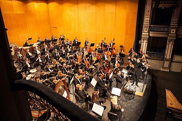 El maestro Hernández Silva, al frente de la Filarmónica en uno de sus conciertos de temporada. :: sur