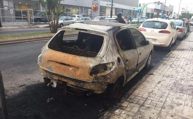 Un incendio en un contenedor afecta a dos vehículos y varias persianas en Málaga capital