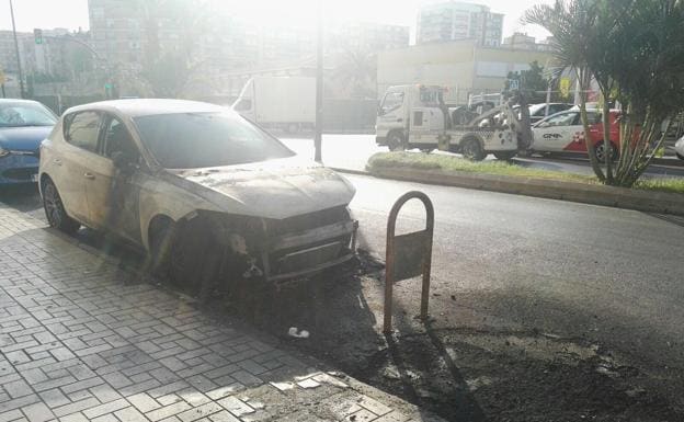 Imagen principal - Un incendio en un contenedor afecta a dos vehículos y varias persianas en Málaga capital