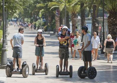 Imagen secundaria 1 - Las terminales registran la mayor actividad del año. Turistas visitan la capital a bordo de vehículos ‘Segway’. La playa sigue siendo el principal atractivo para los turistas en la Costa. 
