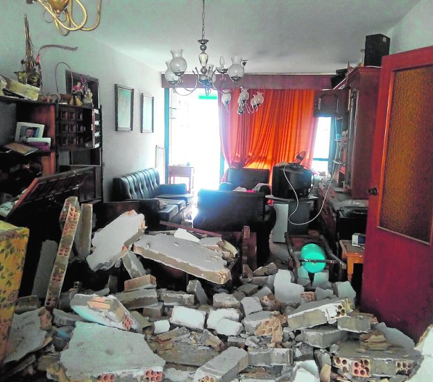 Destrozos en el interior del piso tras la fuerte explosión en la Palma. :: sur