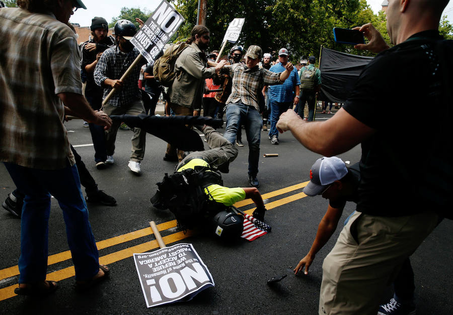 Violentas refriegas se registraron este sábado entre militantes antirracistas y grupúsculos de la extrema derecha estadounidense reunidos en Charlottesville, en Virginia, obligando al gobernador del Estado a declarar el estado de emergencia y a la policía a prohibir la manifestación.