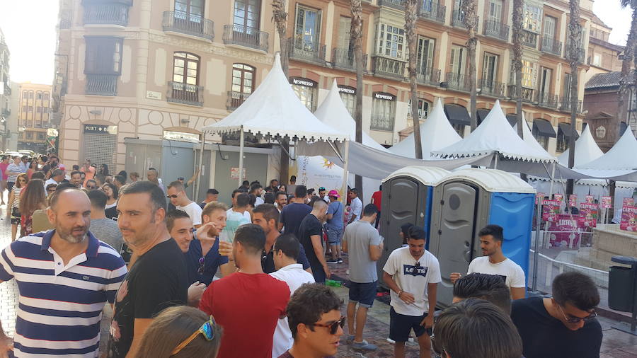 La ausencia de Policía Local, así como de los camiones de Limasa, permite que miles de jóvenes beban en la calle desde las 17.30 horas